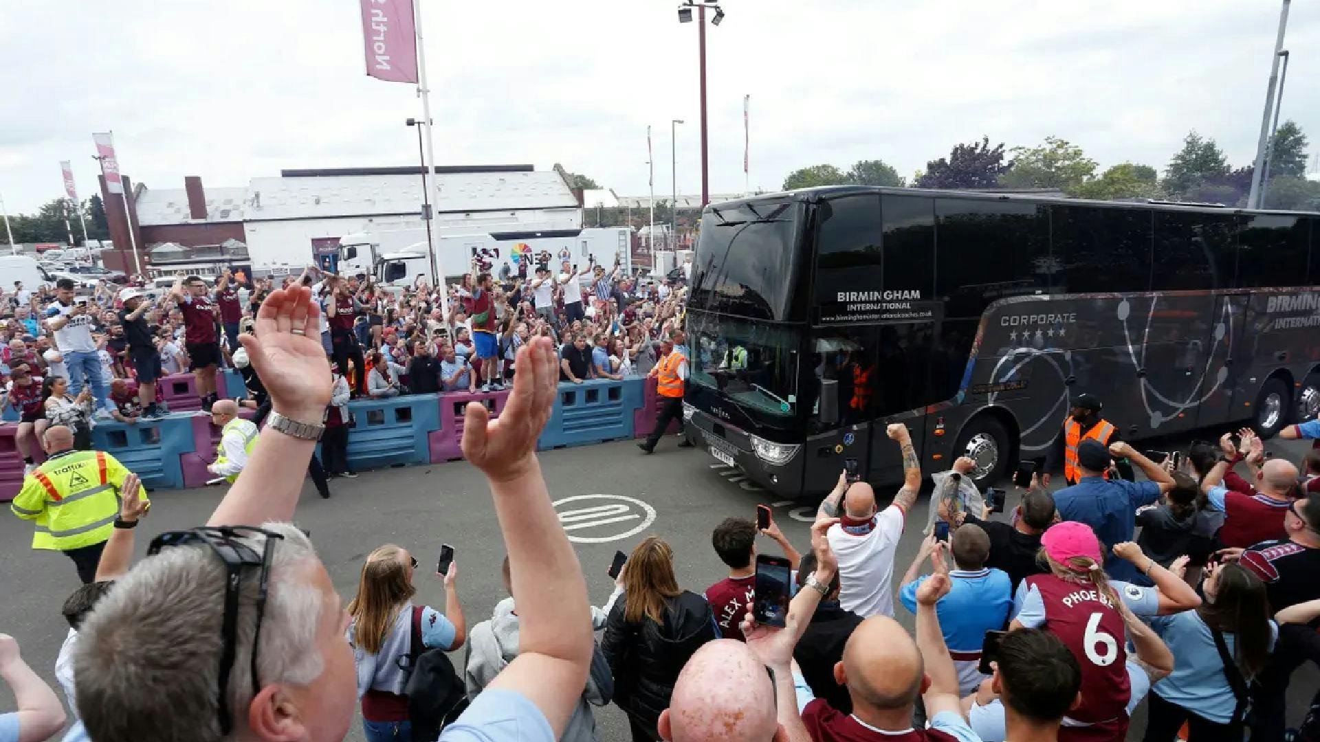 Follia in Inghilterra, colpito il bus dell'Aston Villa di Zaniolo