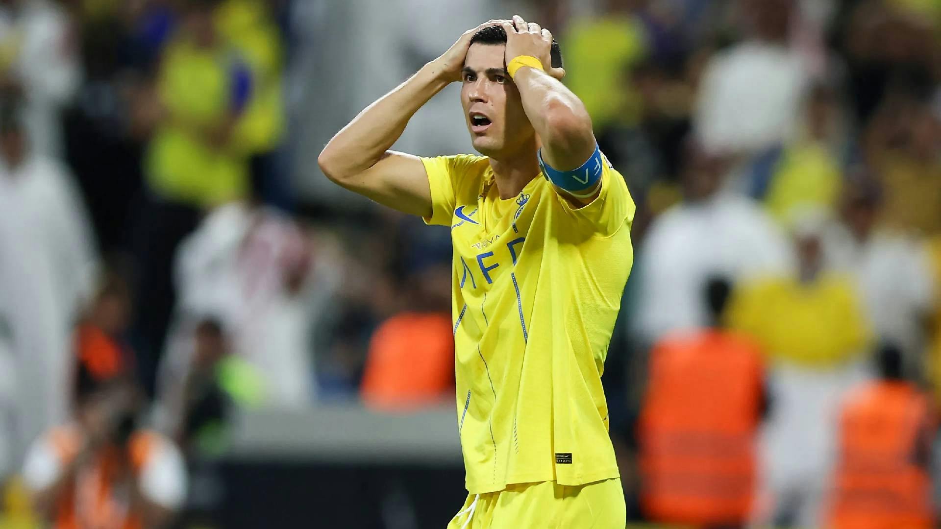 Ronaldo virale sui social, ma non per un gol: la sua punizione "decapita" un cameraman (VIDEO)