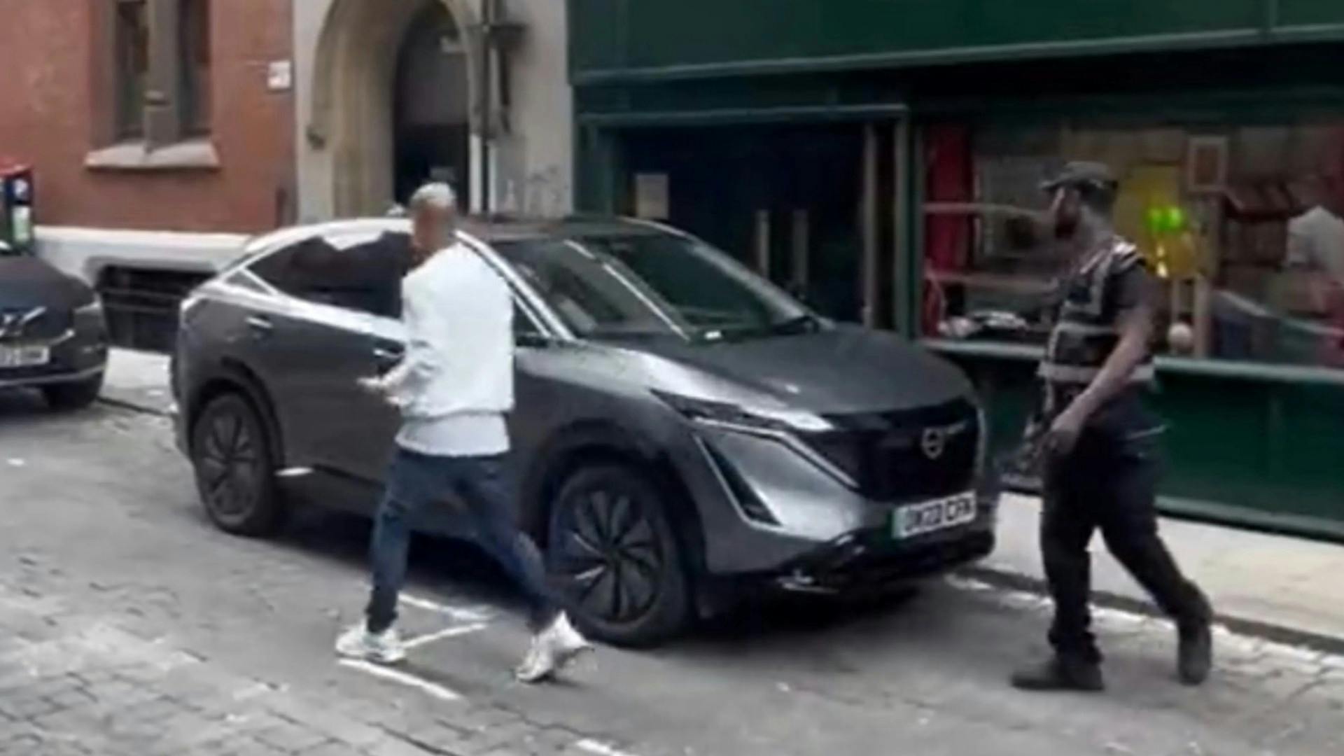 Un vigile fa la multa a Guardiola, poi gli chiede un selfie: la reazione del tecnico è esilarante (VIDEO)