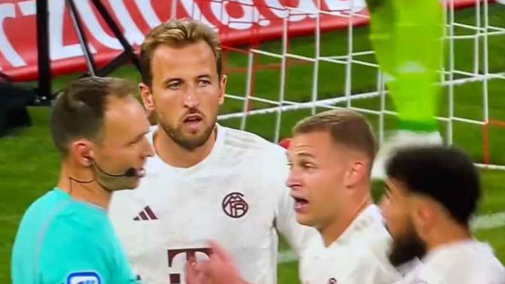 Kane corre dall'arbitro per protestare, mai poi si ricorda di non parlare tedesco: la sua reazione diventa virale (VIDEO)