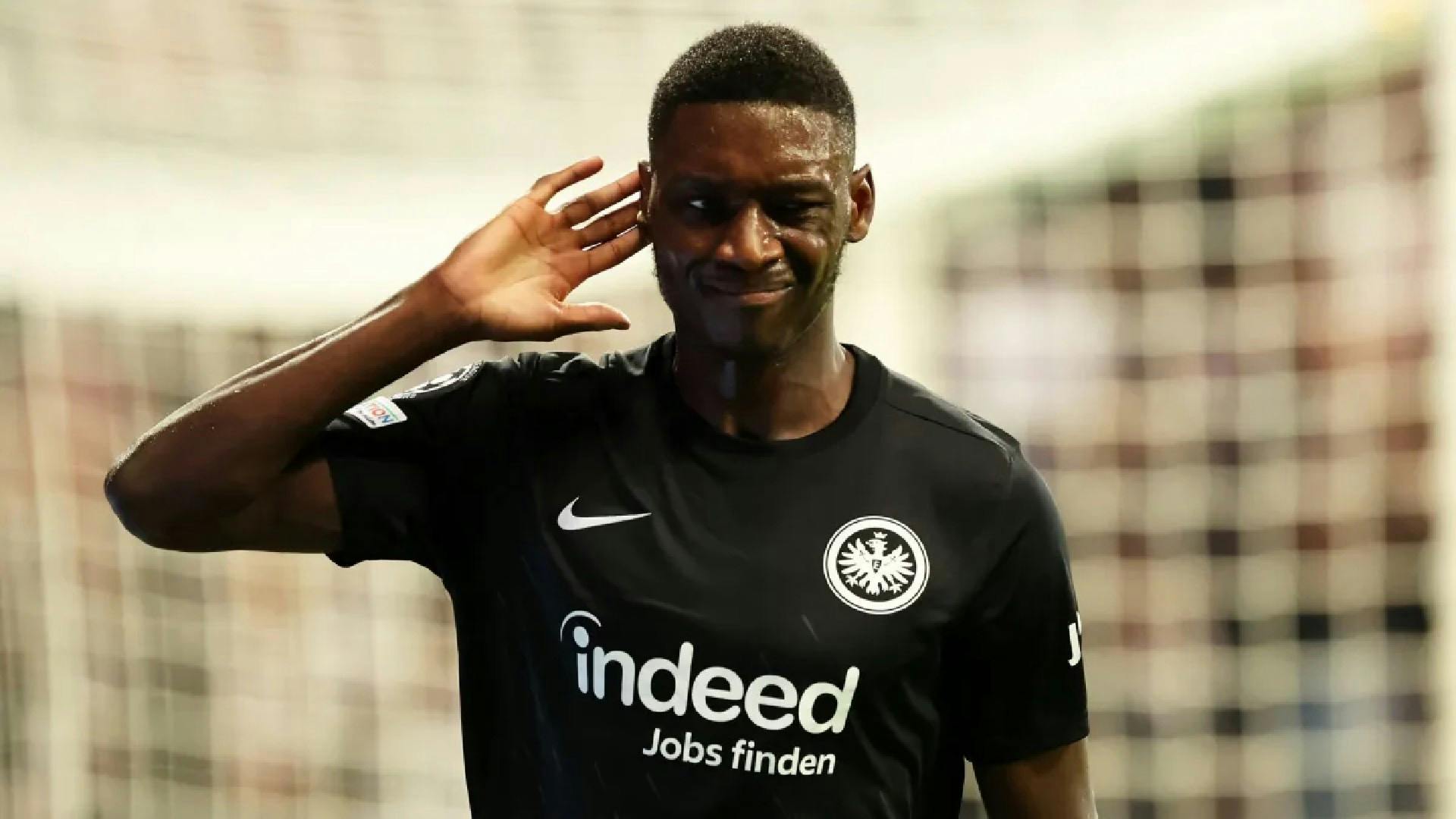 Kolo Muani decide di non allenarsi con l'Eintracht: vuole solo il Psg