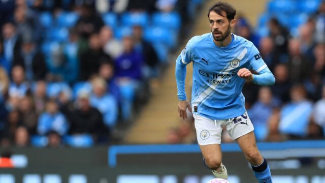 27th september 2025 etihad stadium manchester england premier league football manchester city versus burnley bernardo silva of manchester city runs with the ball davidxblunsdenjpg