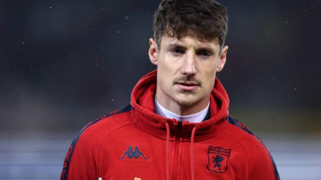 Andrea Pinamonti in panchina nel match tra Cagliari e Genoa