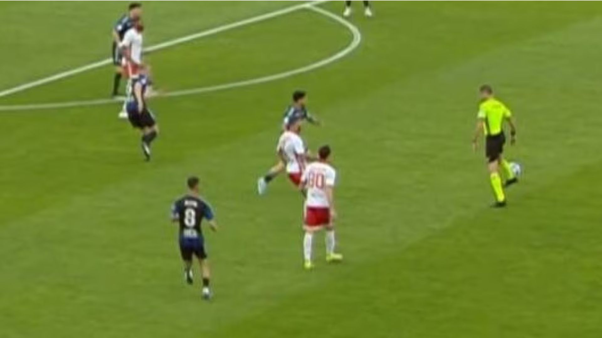 L'arbitro di Pisa Bari tocca il pallone