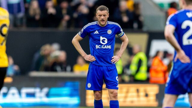 Arbitro colpito da una gomitata Vardy prende il fischietto e interrompe il match
