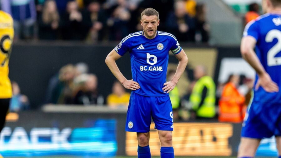 Arbitro colpito da una gomitata Vardy prende il fischietto e interrompe il match