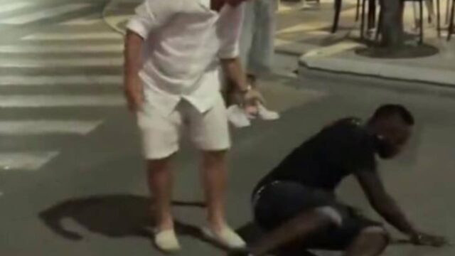 Balotelli cade in strada e non riesce a rialzarsi