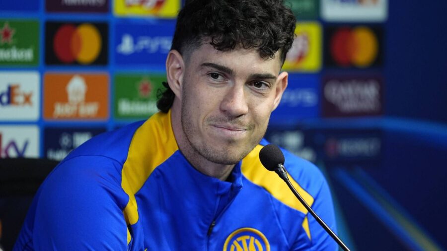 Bastoni siparietto con Inzaghi in conferenza alla vigilia della semifinale di ritorno contro il Barcellona