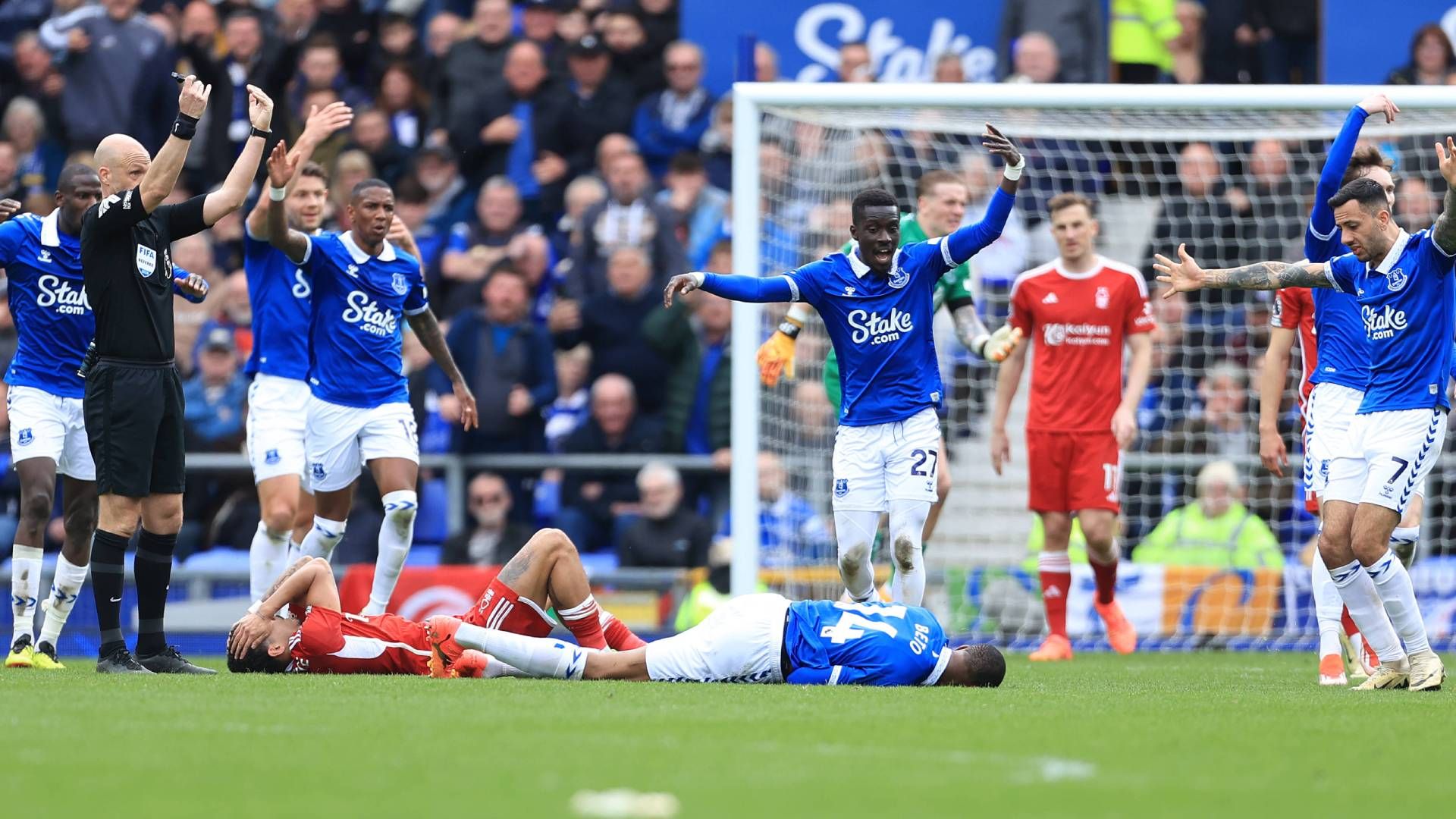 Beto-sviene-in-campo-durante-Everton-Nottingham-Forest