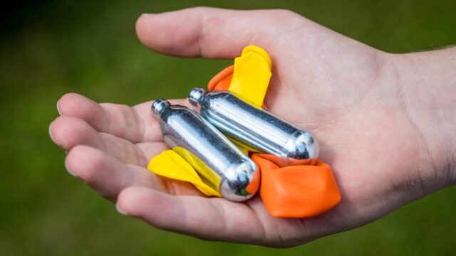 Calciatore ricoverato per dipendenza da gas esilarante