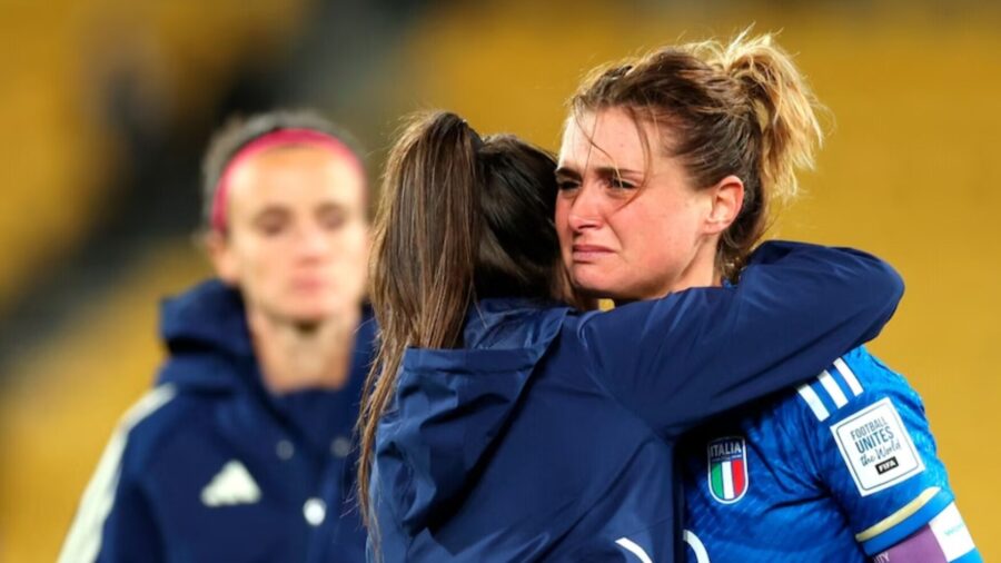 Cristiana Girelli in lacrime dopo l eliminazione dell Italia dal Mondiale