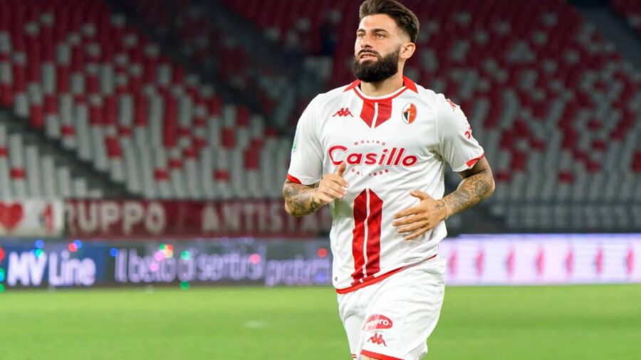 Emmanuel Matino spintona un raccattapalle