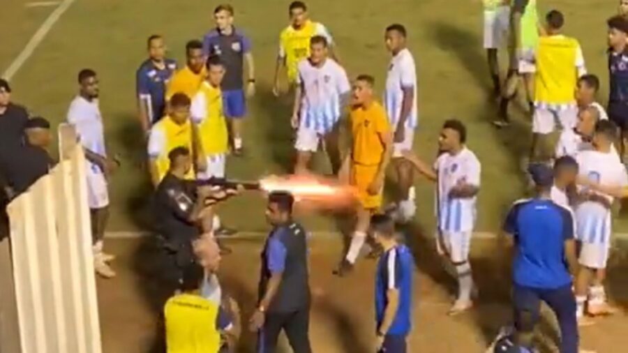 Follia in Brasile un poliziotto spara al portiere in campo VIDEO