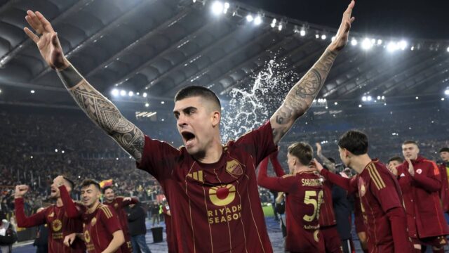 Gianluca Mancini celebra la vittoria della Roma nel post partita del derby contro la Lazio