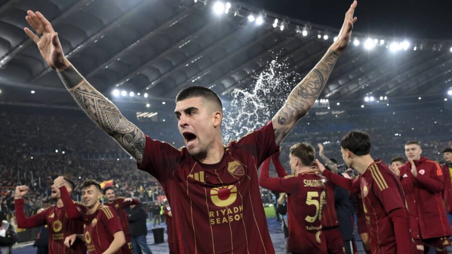 Gianluca Mancini celebra la vittoria della Roma nel post partita del derby contro la Lazio