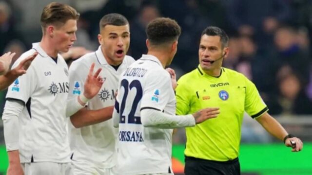 Giocatori del Napoli protestano con Mariani