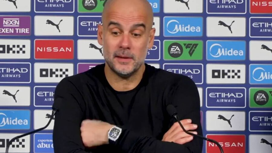 Guardiola scherza con un giornalista