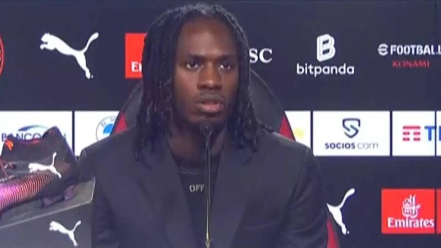 Ibrahimovic sistema la postura di Bondo durante la conferenza di presentazione