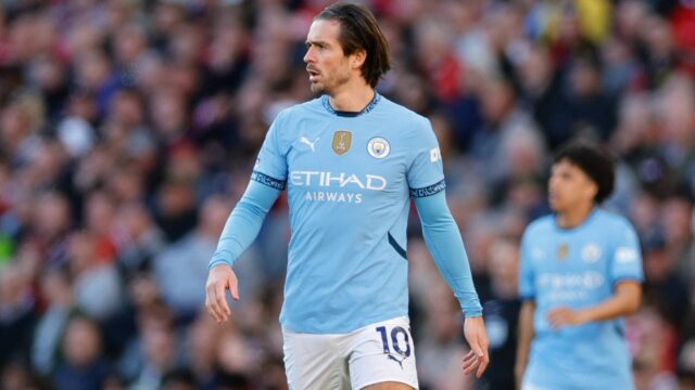 Jack Grealish schiaffeggiato da un tifoso del Manchester United