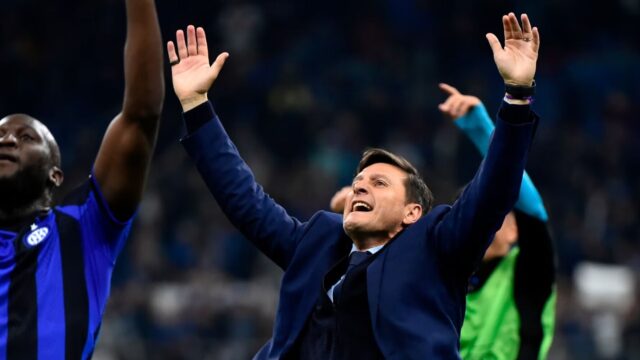 Javier Zanetti sotto la Curva Nord
