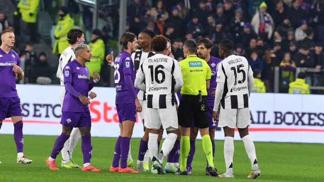 Juventus Fiorentina sospesa per insulti a Vlahovic