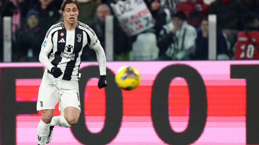 Kenan Yildiz dalla panchina nella semifinale di Supercoppa Italiana contro il Milan