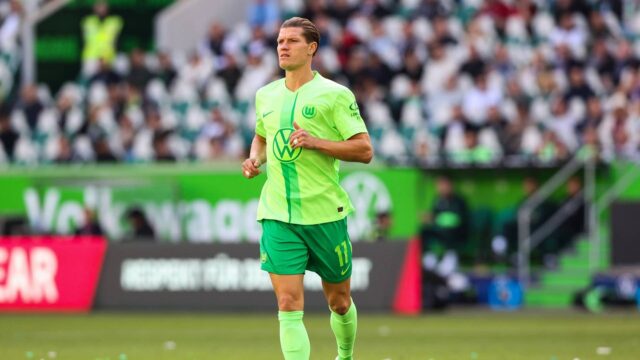 Kevin Behrens si rifiuta di firmare la maglia del Wolfsburg nell ambito dell iniziativa a sostegno dei diritti Lgbt