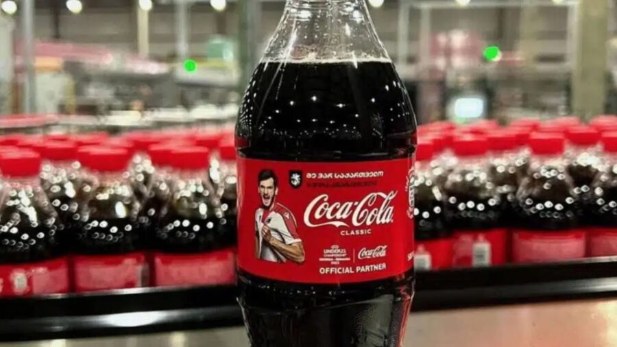 Kvaratskhelia sulla Coca Cola in Georgia