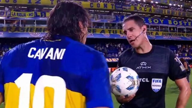 L arbitro Echavarria chiede la maglia a Cavani