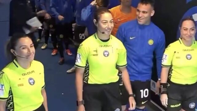 Lautaro si complimenta con la squadra arbitrale