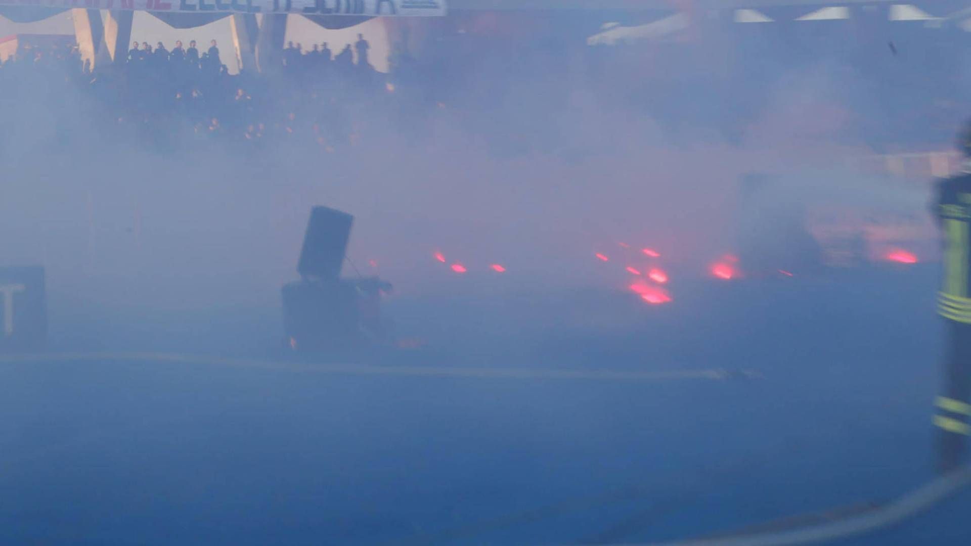 Lecce-Napoli-sospesa-per-il-lancio-di-fumogeni