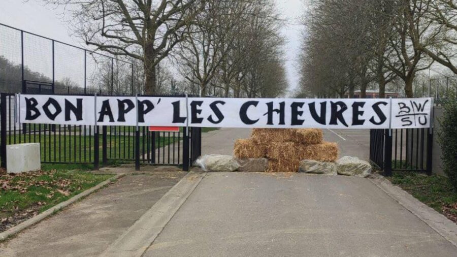 Lo striscione dei tifosi dello Charleroi
