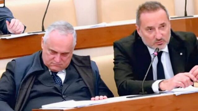 Lotito si addormenta in Senato