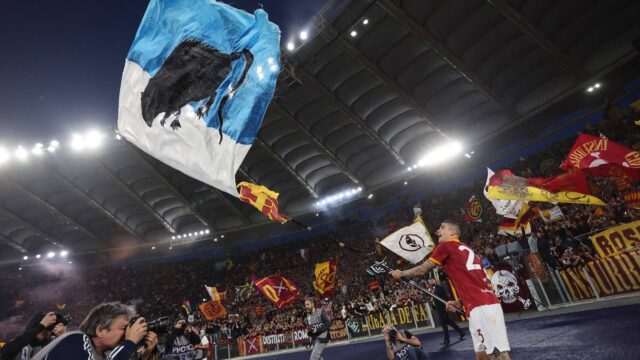 Mancini sventola una bandiera anti lazio