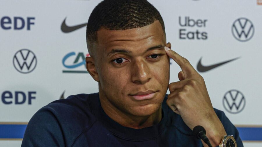 Mbappe fa una domanda al giornalista
