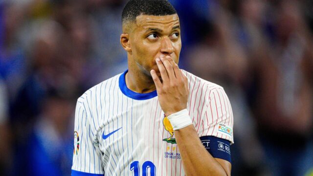 Mbappe scambia la maglia nell intervallo di Spagna Francia