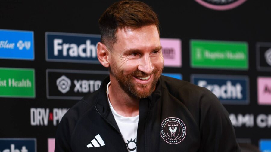Messi autografo davanti al semaforo