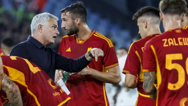Mourinho e i calciatori della Roma