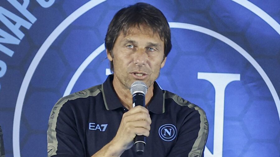 Napoli parte il coro anti Juve ma Conte gela i tifosi Chiariamo una cosa. VIDEO