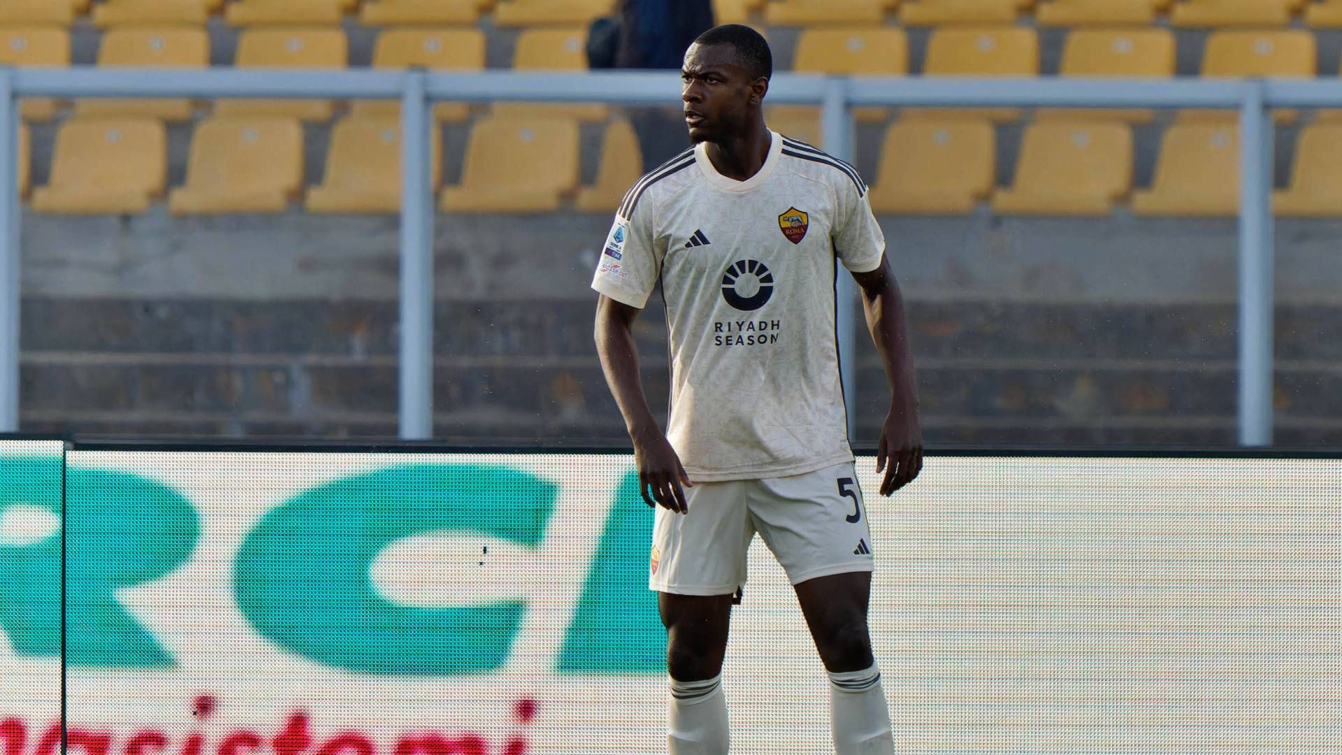 Ndicka-si-accascia-in-campo-ed-esce-in-barella