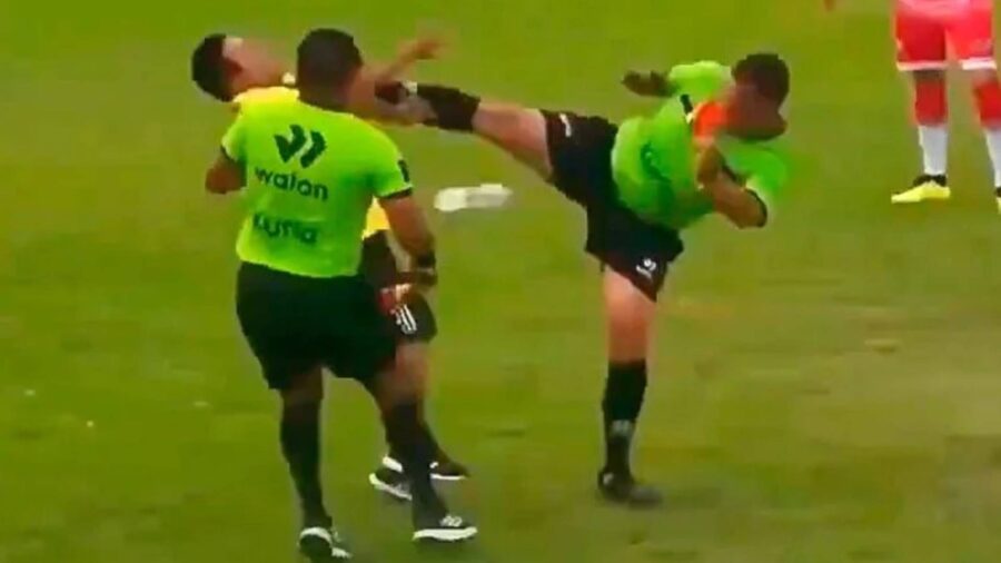 Peru l arbitro colpisce un componente della panchina