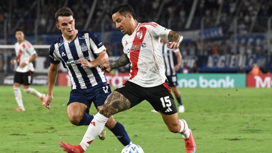 Rider in campo nel match tra River Plate e Talleres