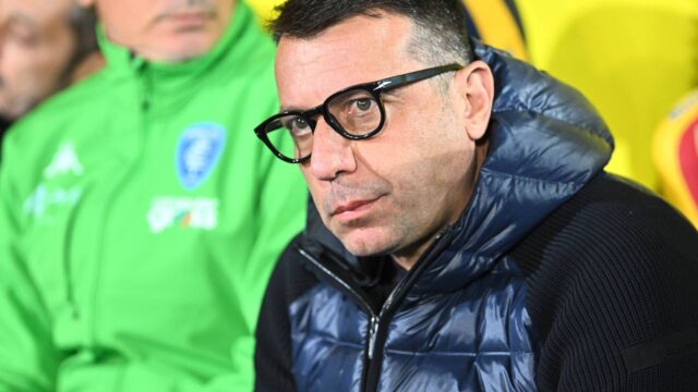 Roberto D Aversa colpito da una pallonata durante Empoli Genoa