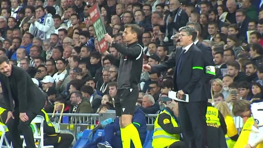 Simeone proposta a Modric durante il derby di Madrid