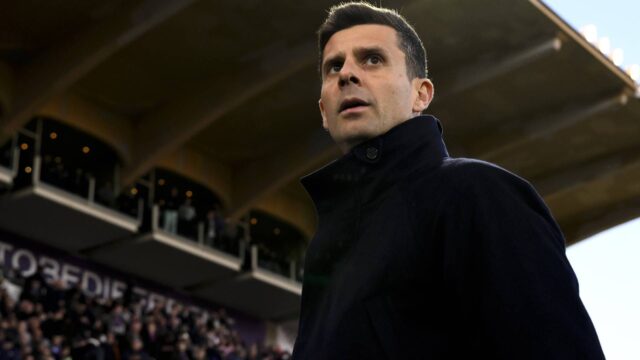 Solo Samuel Mbangula saluta Thiago Motta dopo l esonero