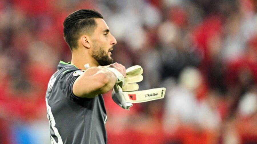 Strakosha papera con Aek Atene