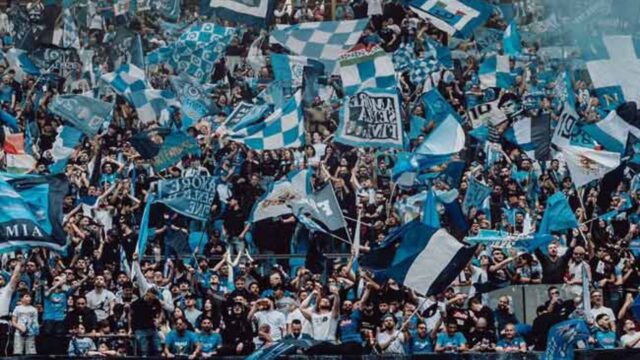 Tifosi del Napoli a sostegno di Juan Jesus