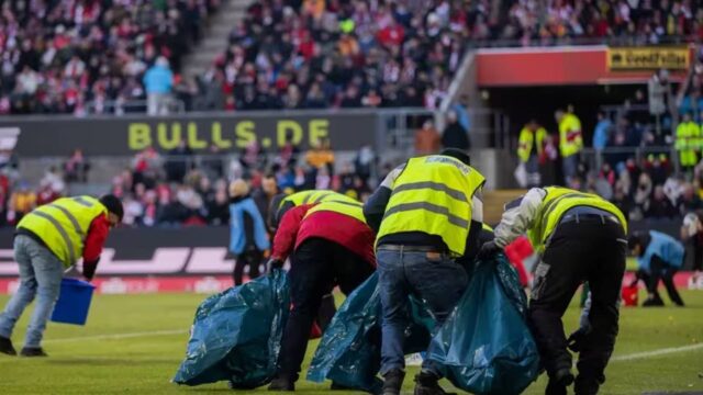 Tifosi lanciano monete in campo