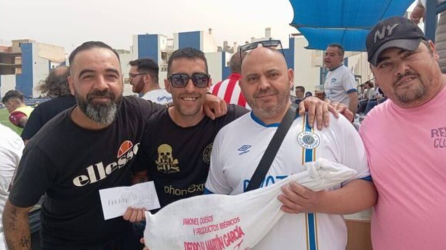 Tifosi portano cibo ai giocatori del Velez CF