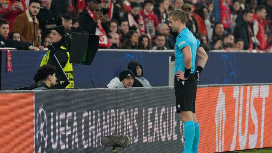 Tifoso offre soldi all arbitro durante Benfica Monaco
